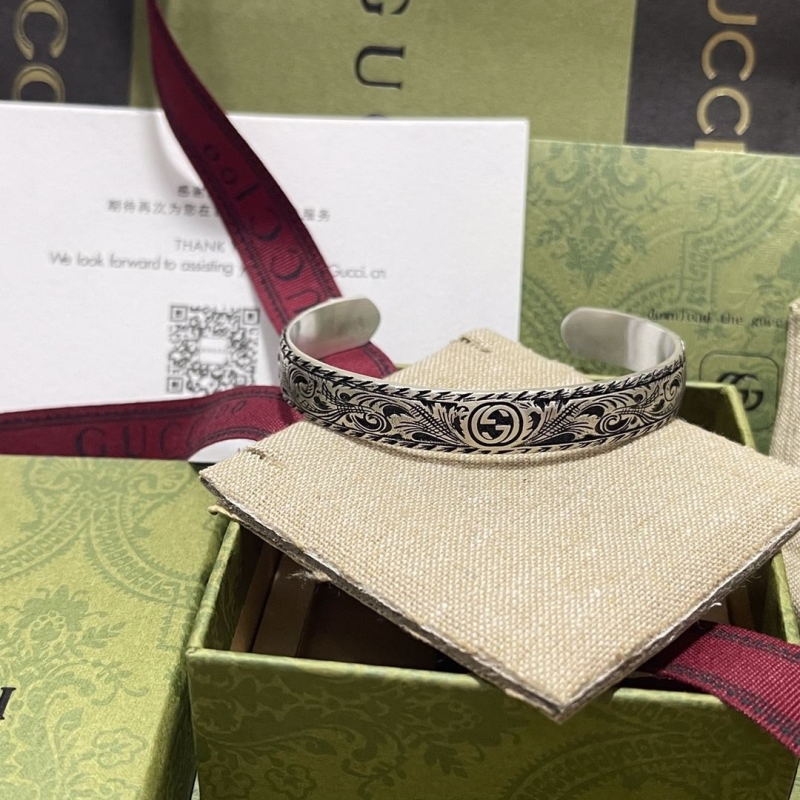 G*u*i bracelets